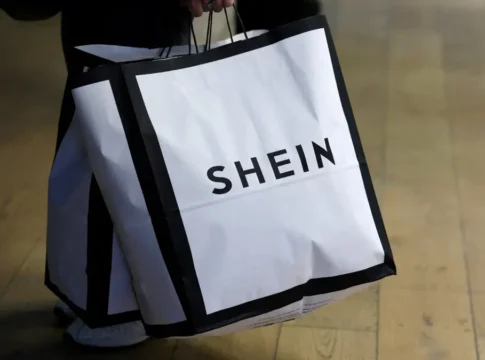 Uma bolsa de compras com a marca SHEIN estampada