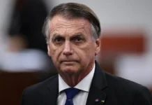 Imagem de Bolsonaro em primeiro plano durante o julgamento no STF.