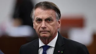 Imagem de Bolsonaro em primeiro plano durante o julgamento no STF.