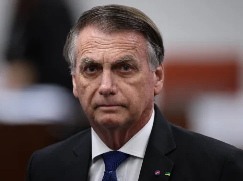 Imagem de Bolsonaro em primeiro plano durante o julgamento no STF.