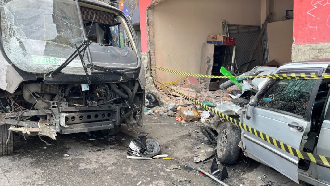 imagem de acidente envolvendo ônibus na Zona Norte de São Paulo