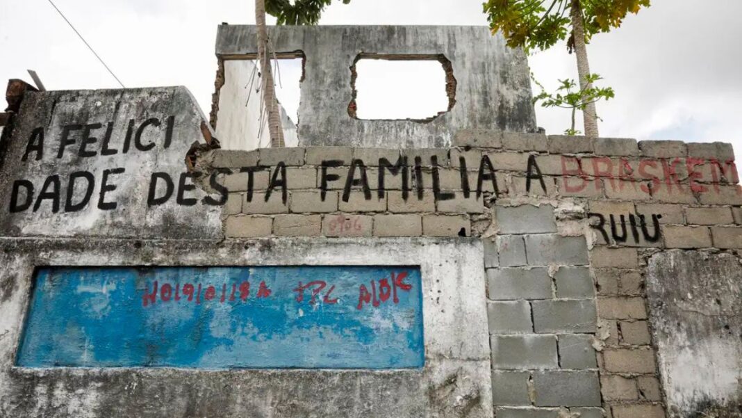 imagem dos escombros de uma casa que precisou ser abandonada em Maceió