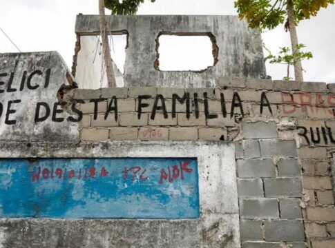 imagem dos escombros de uma casa que precisou ser abandonada em Maceió