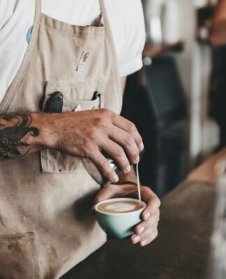 Barista preparando café gourmet em uma cafeteria