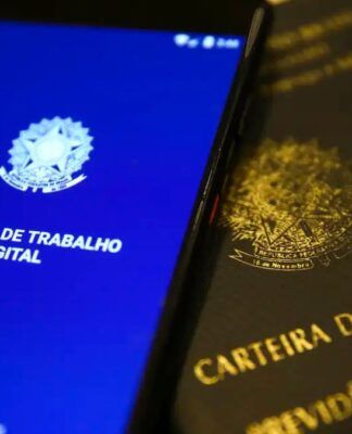 imagem mostra a carteira de trabalho digital e a carteira de trabalho física