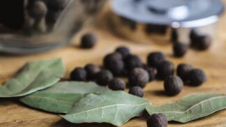 Chá de louro com cravo-da-índia: veja 4 benefícios poderosos