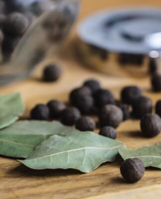 Chá de louro com cravo-da-índia: veja 4 benefícios poderosos