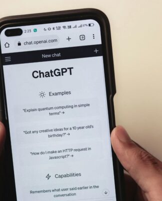 Pessoa segurando o celular com o ChatGPT aparecendo na tela