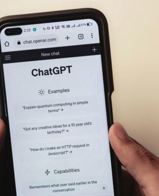 Pessoa segurando o celular com o ChatGPT aparecendo na tela