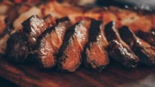 Quer economizar no churrasco? Veja os melhores cortes baratos