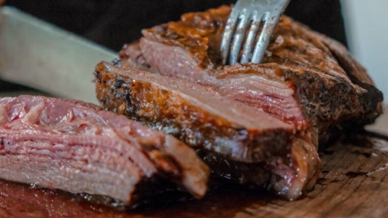 Essa carne de panela com sabor de churrasco fica pronta em 40 minutos