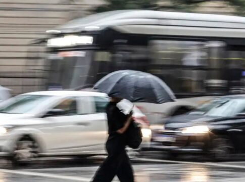imagem de uma pessoa com guarda-chuva andando em São Paulo