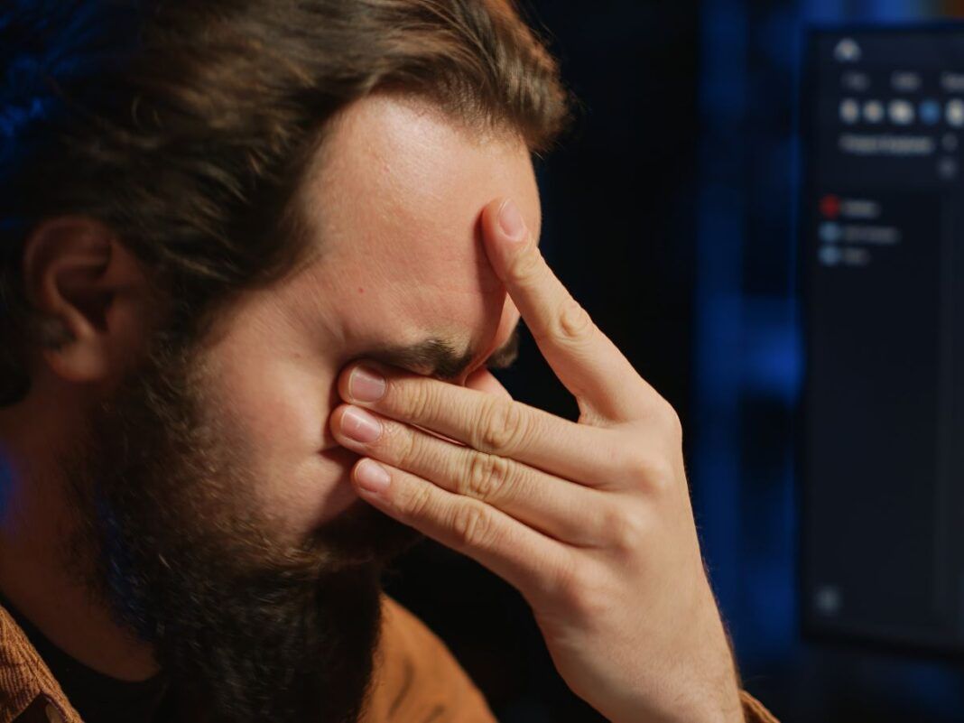 Imagem mostra homem com as mãos no rosto e expressão de preocupação