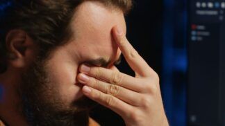 Imagem mostra homem com as mãos no rosto e expressão de preocupação