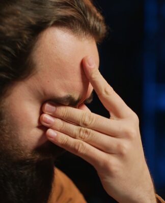 Imagem mostra homem com as mãos no rosto e expressão de preocupação