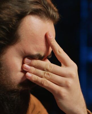 Imagem mostra homem com as mãos no rosto e expressão de preocupação
