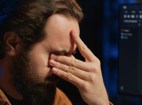 Imagem mostra homem com as mãos no rosto e expressão de preocupação