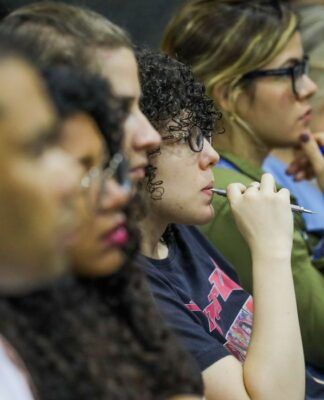 Imagens ilustrativa de candidatos a prova do CNU concentrados.