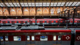 imagem de trens na estação da Luz, no centro da cidade de São Paulo