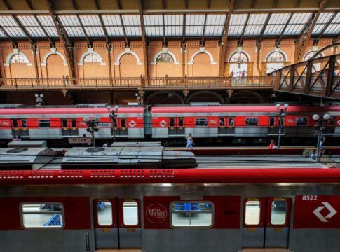 imagem de trens na estação da Luz, no centro da cidade de São Paulo