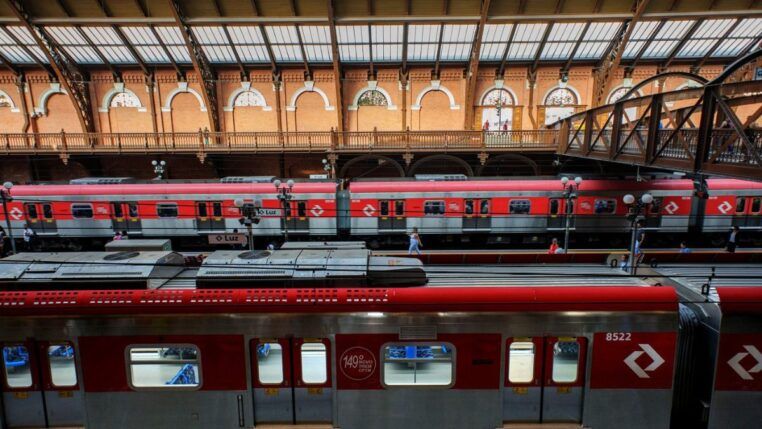 imagem de trens na estação da Luz, no centro da cidade de São Paulo