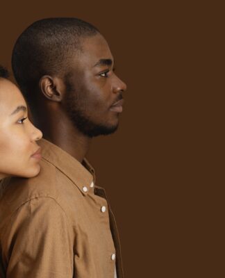 Imagem ilustrativa de duas pessoas negras em fotografia