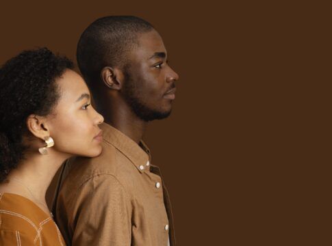 Imagem ilustrativa de duas pessoas negras em fotografia