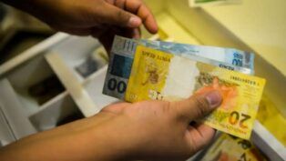 imagem de uma pessoa segurando dinheiro