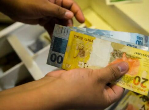 imagem de uma pessoa segurando dinheiro