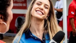 Em imagem, Duda Dalponte sorri para câmera