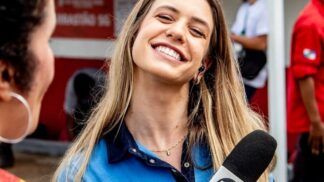 Em imagem, Duda Dalponte sorri para câmera