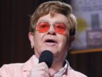 Em imagem Elton John faz discursos