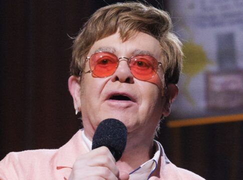 Em imagem Elton John faz discursos