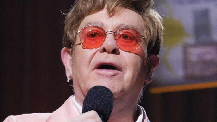 Em imagem Elton John faz discursos