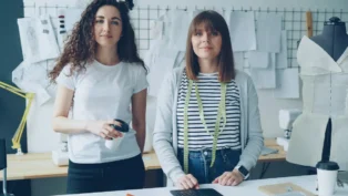 Duas mulheres trabalhando com moda