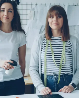 Duas mulheres trabalhando com moda