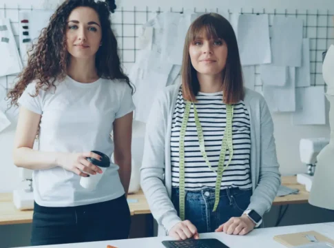 Duas mulheres trabalhando com moda
