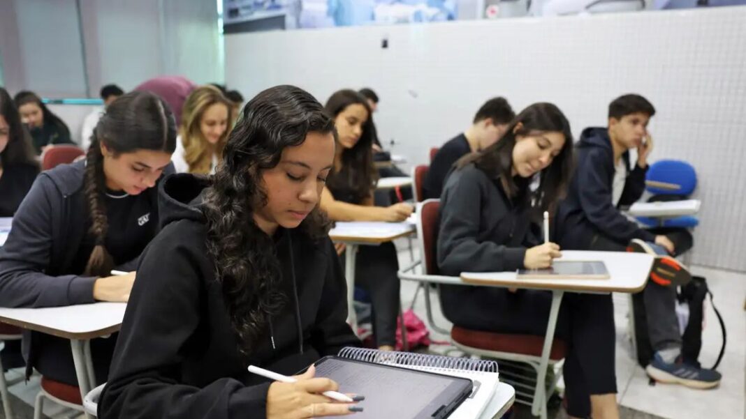 Estudantes dentro de uma sala de aula fazendo o Enem