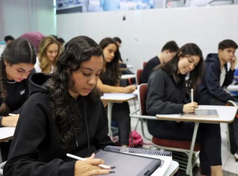 Estudantes dentro de uma sala de aula fazendo o Enem