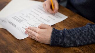 Em imagem ilustrativa pessoa responde questões de prova