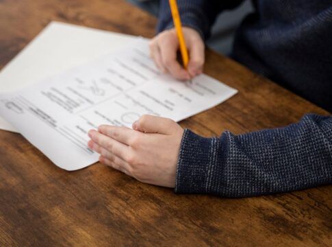 Em imagem ilustrativa pessoa responde questões de prova