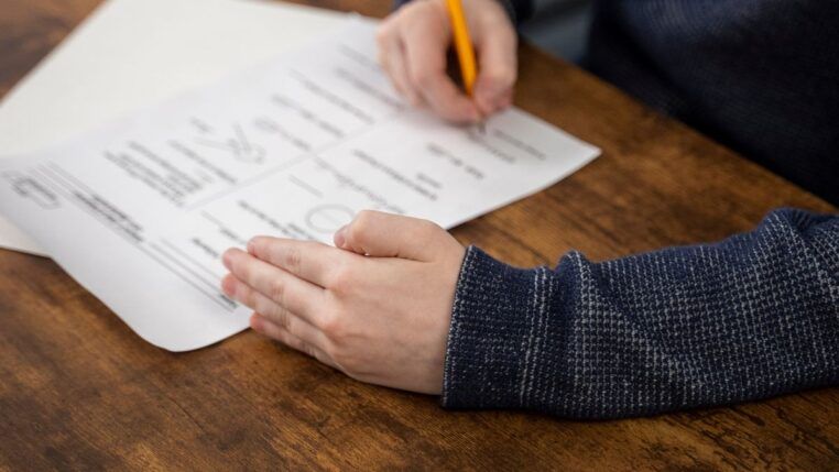 Em imagem ilustrativa pessoa responde questões de prova