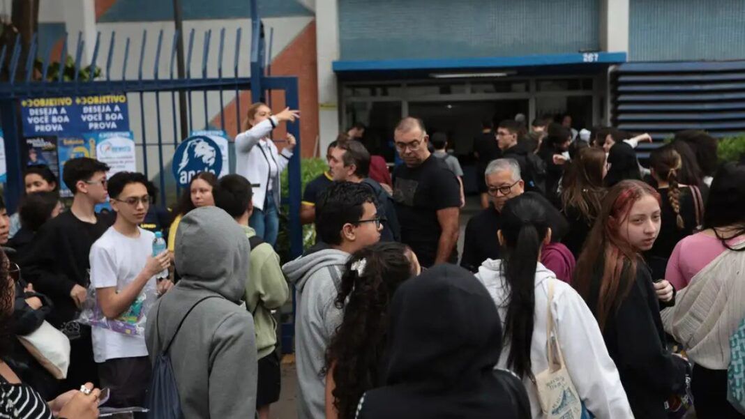 Pessoas chegam para fazer o Enem 2025