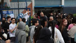 Pessoas chegam para fazer o Enem 2025