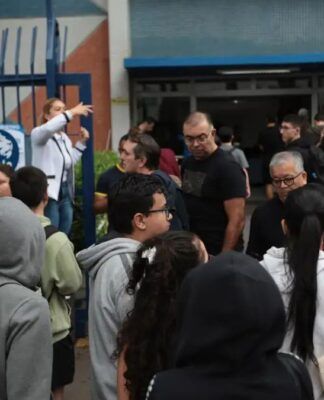 Pessoas chegam para fazer o Enem 2025
