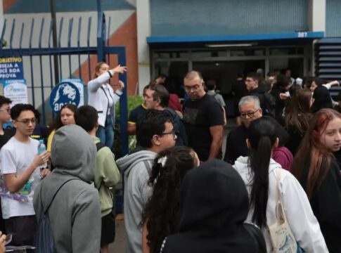 Pessoas chegam para fazer o Enem 2025