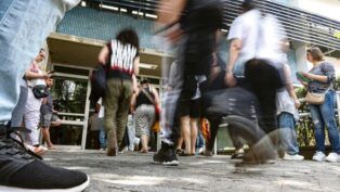 Pessoas em movimento chegando para fazer prova do Enem