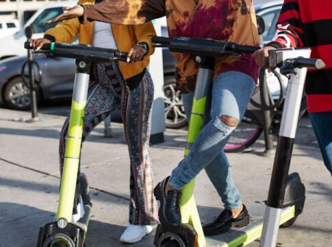 Em imagem ilustrativa, jovens andam de patinetes motorizdas