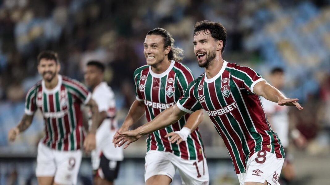 Fluminense celebrando