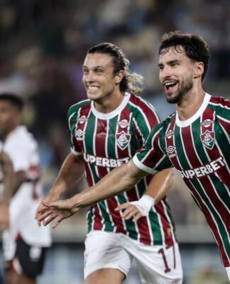 Fluminense celebrando